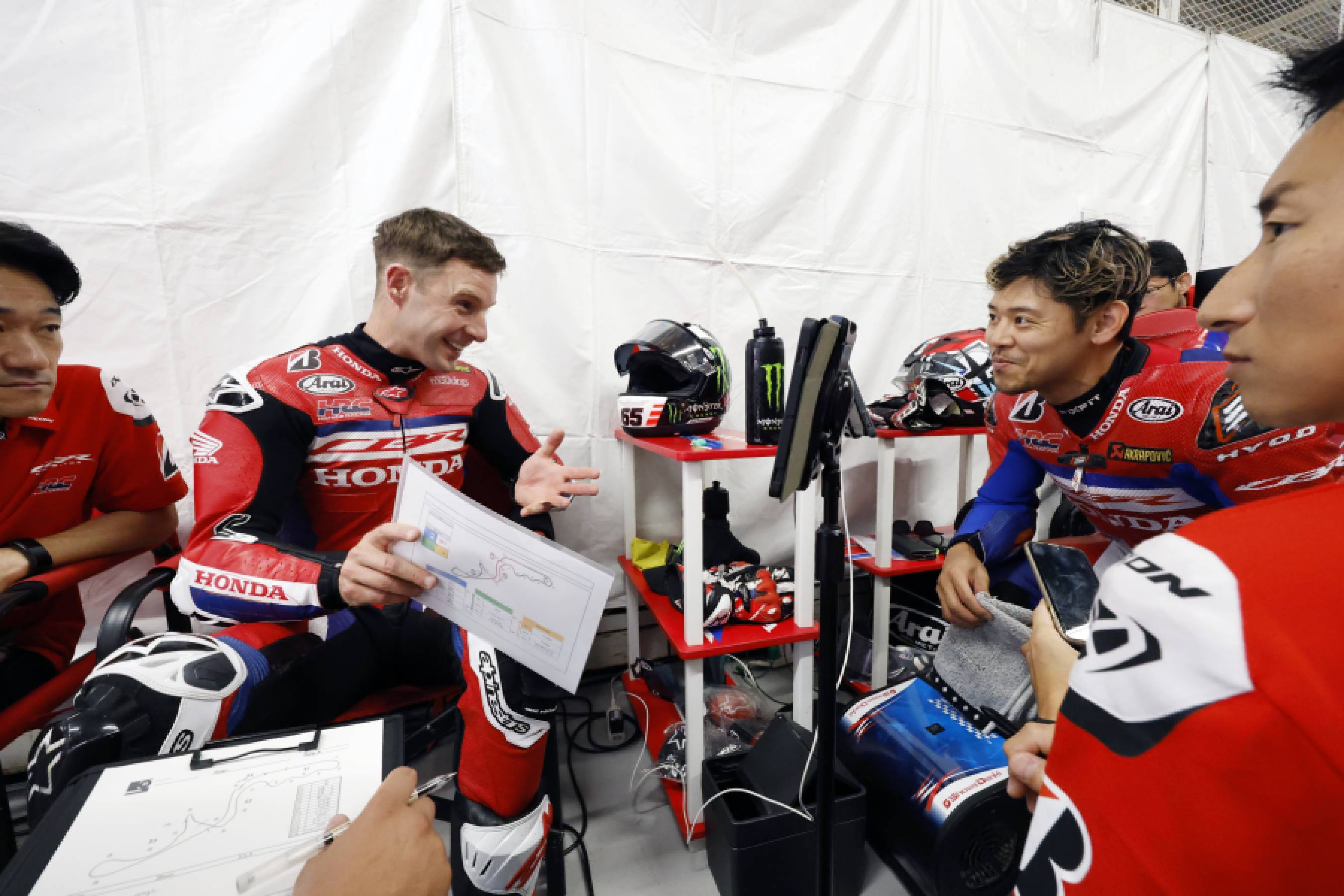 Jonathan Rea, who enjoys a strong fanbase in Japan, has announced that he will retire from full-time racing in 2025. This season, he has signed with Honda as a test rider, and it is said that the Suzuka 8 Hours is included as part of that program.