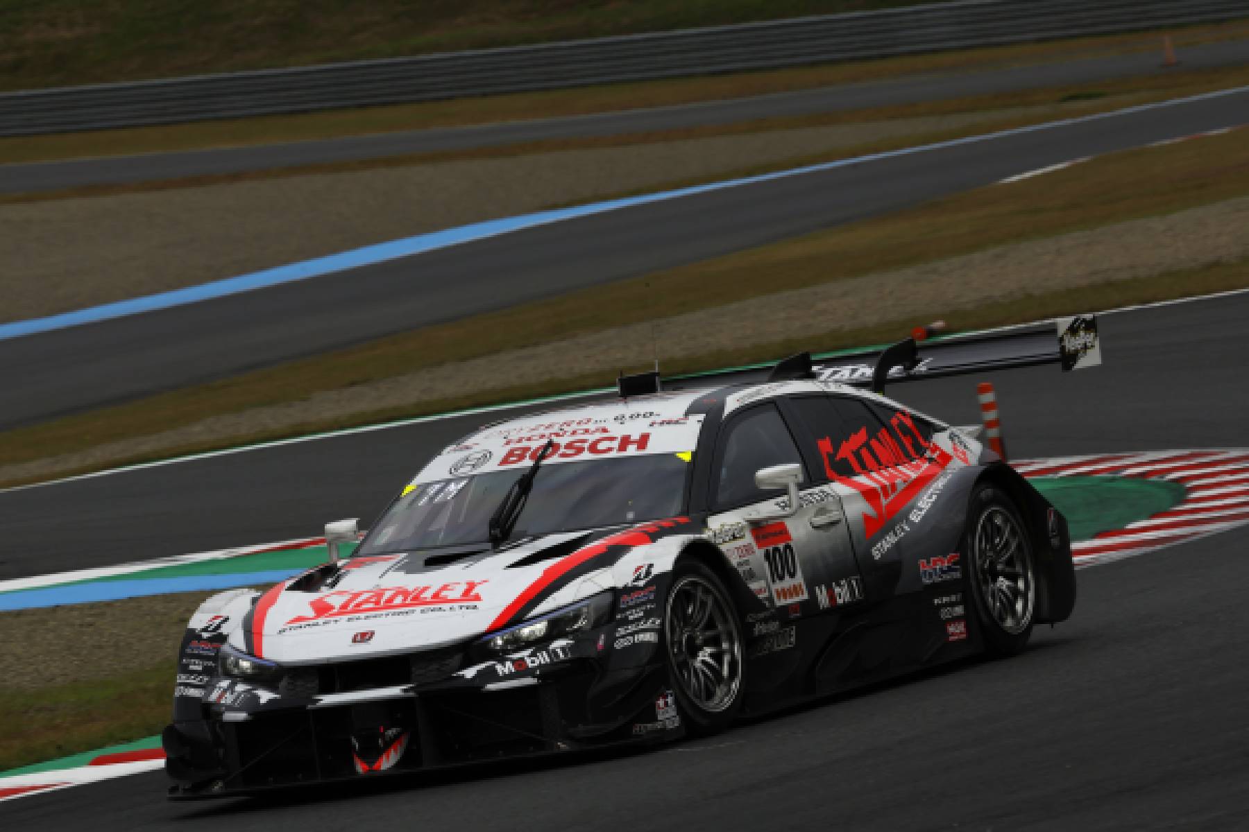 STANLEY CIVIC TYPE R-GT takes third in the 2025 SUPER GT finale