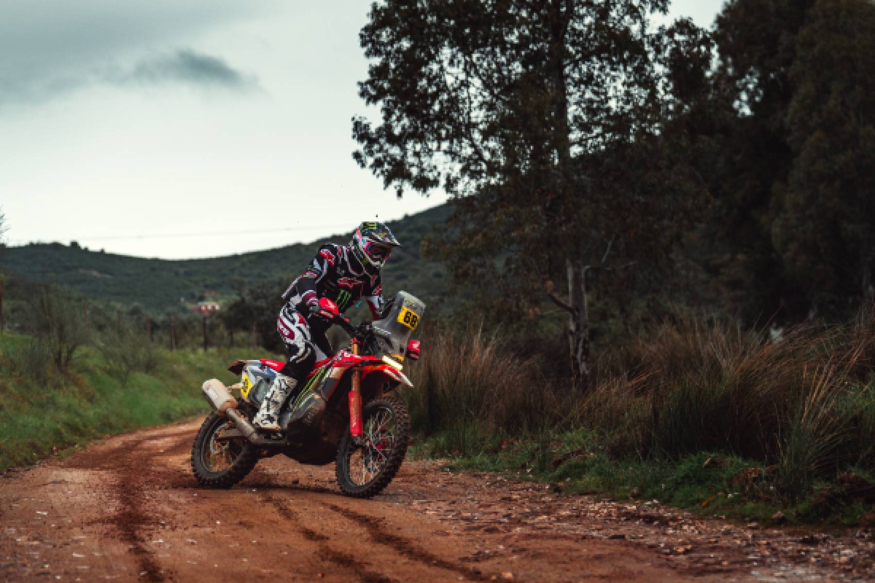 Schareina and Van Beveren remain in the podium fight on tough Stage Three